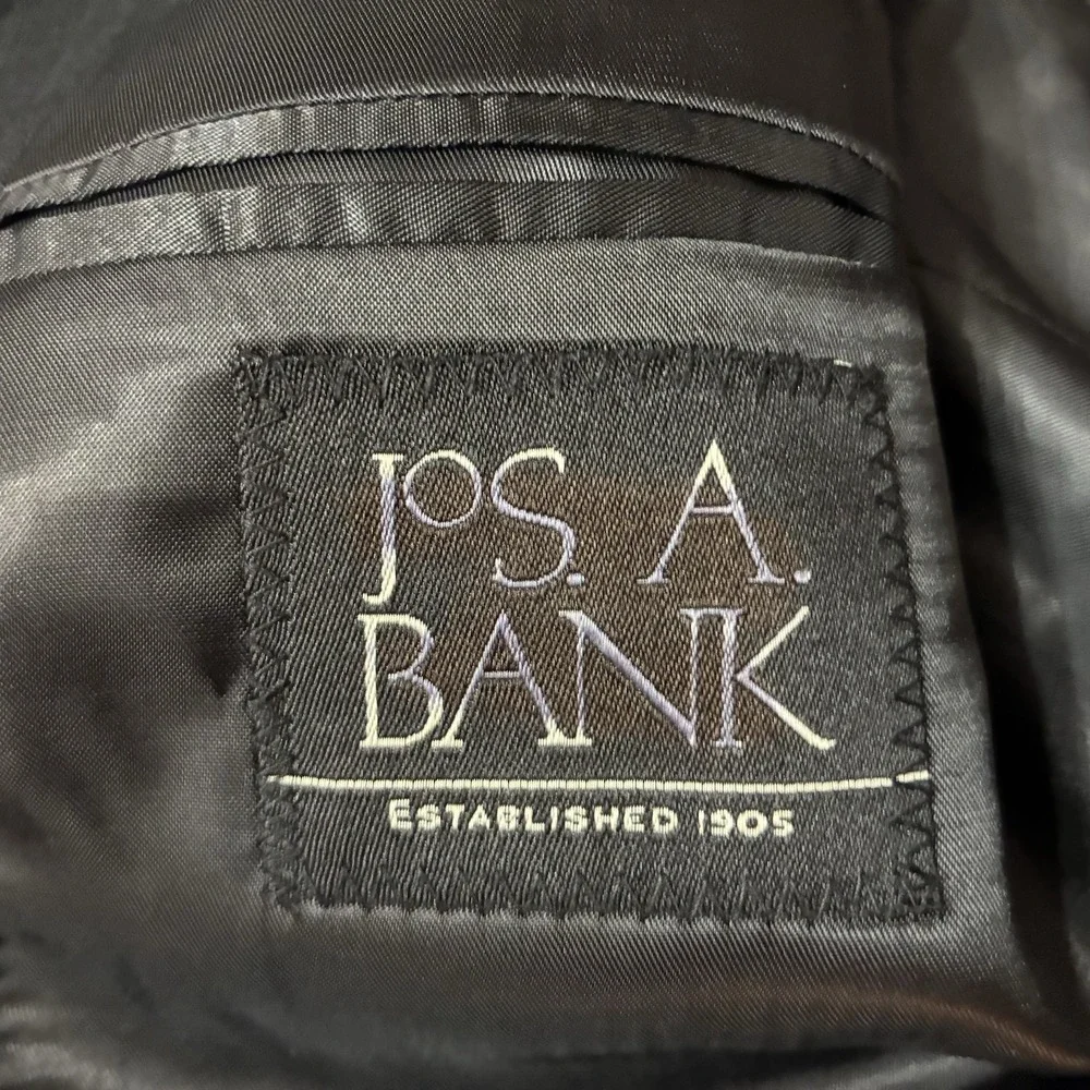 Jos A Bank Suit Mens 44S Black Pinstripe 100% Wool 2 Piece Pleated Pants 42x28